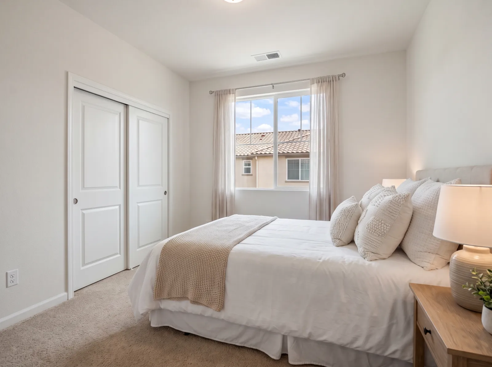 Guest bedroom with the Snaptolist finish