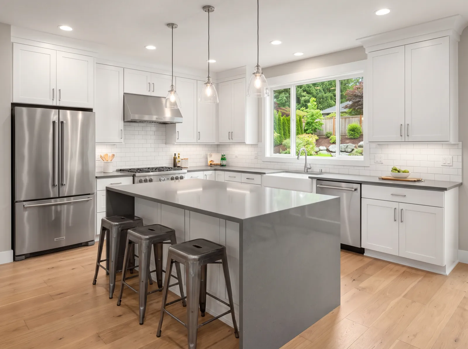 Kitchen with island with the Snaptolist finish
